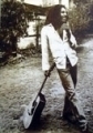 Bob Marley: an Gitarre lehnend 