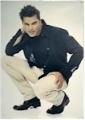 Ricky Martin / hockend 