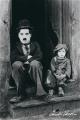 The Kid: Charlie Chaplin und Jackie Coogan auf Treppe (1920) / Postkarte, Postcard 